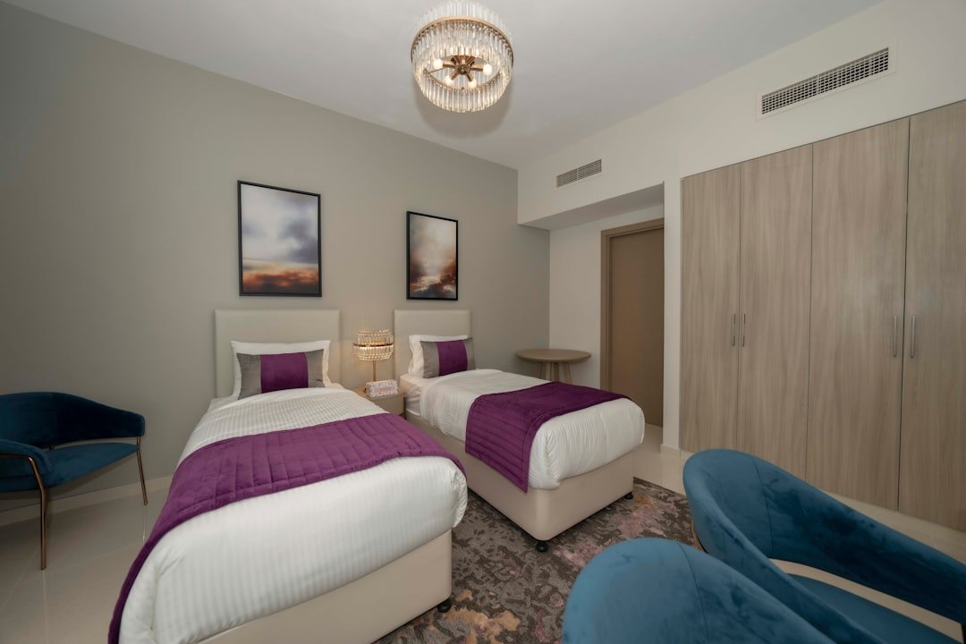 Hotel in Hampton Inn & Suites Absecon - A room with two beds and a blue chair