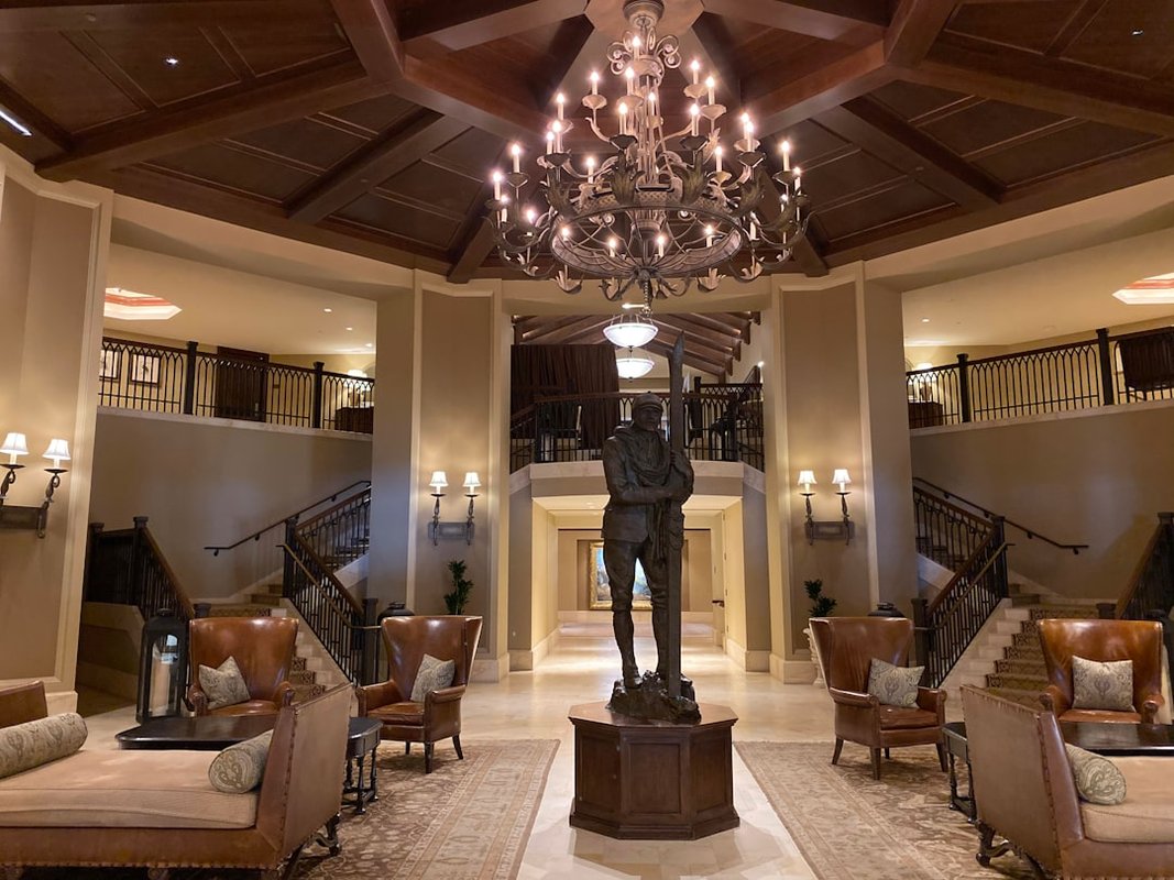 Hotel in Legacy Vacation Resort Brigantine - A lobby with a chandelier and a statue