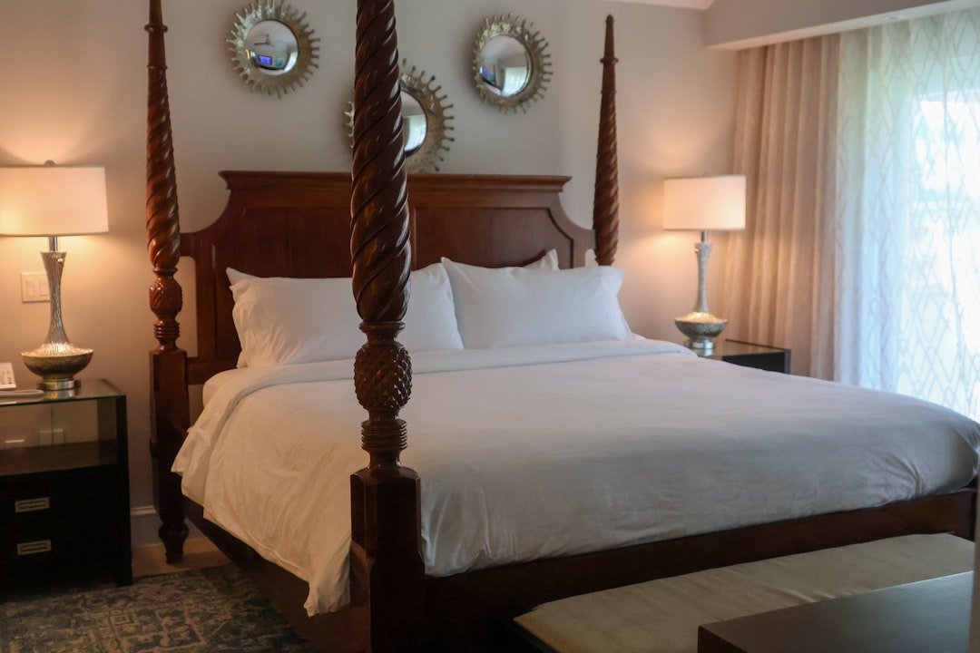 Hotel in Legacy Vacation Resort Brigantine - A bedroom with a four post bed and two lamps