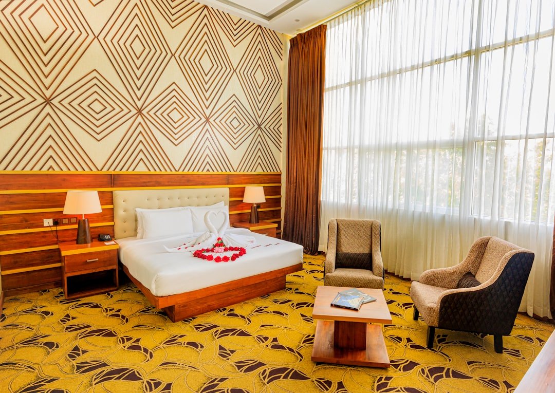 Hotel in Quality Inn Flamingo - a bed room with a neatly made bed and a chair